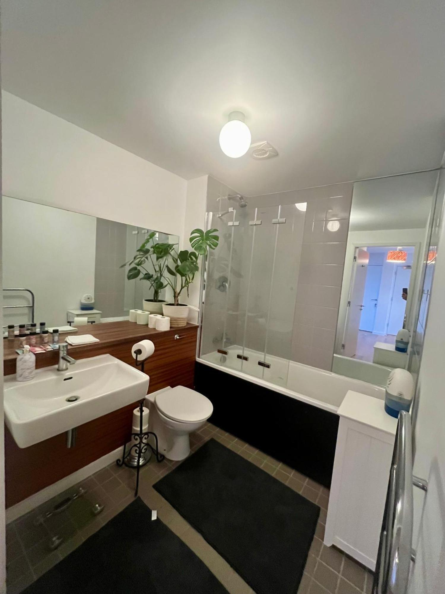 Séjour chez l'habitant Exclusive King-size Bed Comfort With Serene Garden View