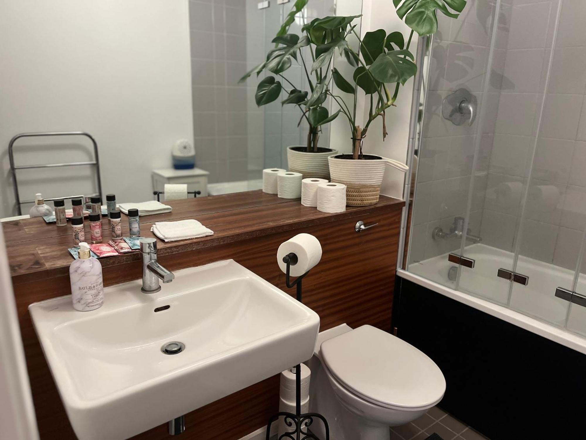 Exclusive King-size Bed Comfort With Serene Garden View Séjour chez l'habitant